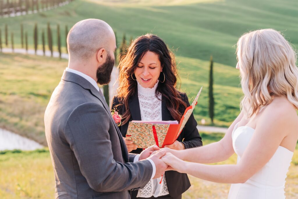Elopement in der Zypressenlandschaft des Val d'Orcia