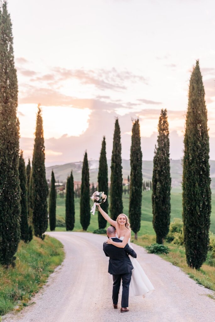 Hochzeit im Val d'Orcia an der berühmten Zypressenallee