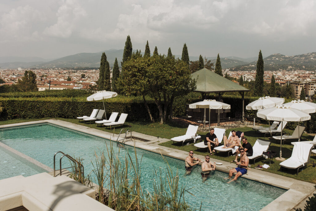 Romantische Regenhochzeit in einer toskanischen Villa mit Pool
