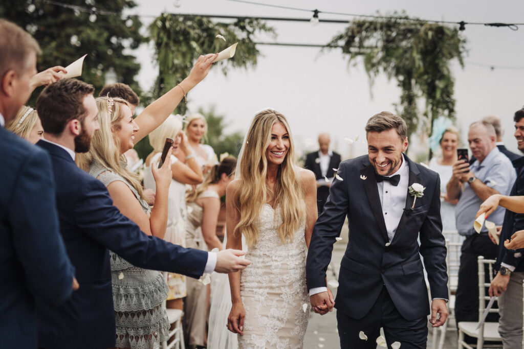 Brautpaar bei einer Regenhochzeit in einer Villa in der Toskana