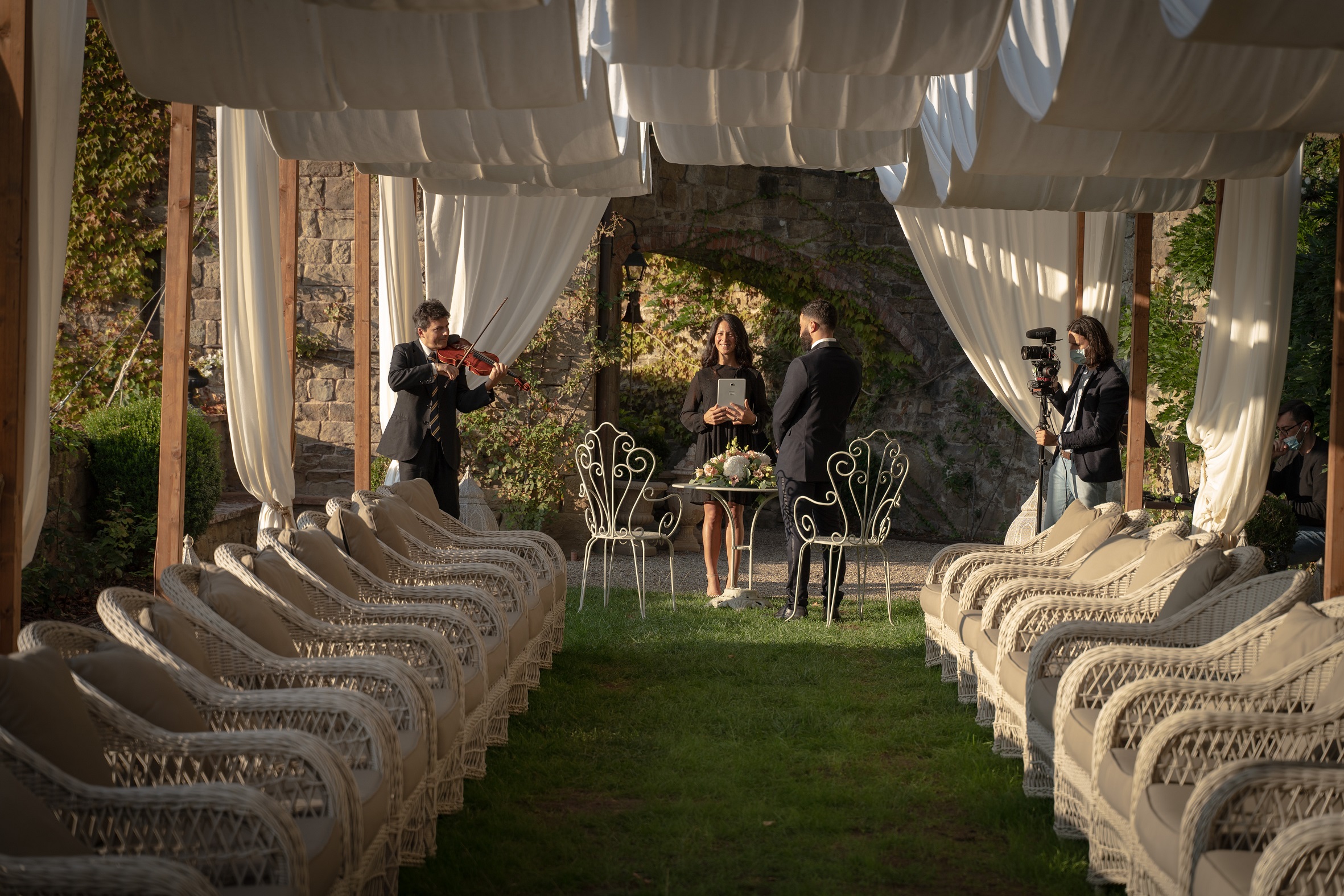 Wedding planner and celebrant in Tuscany