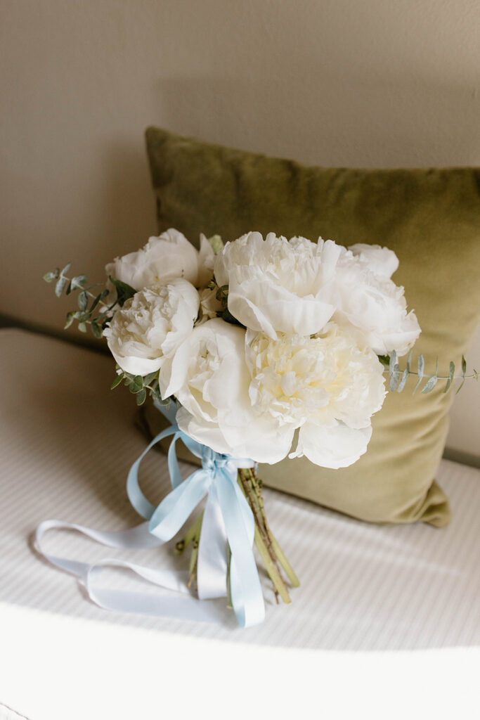 white bridal bouquet tuscany